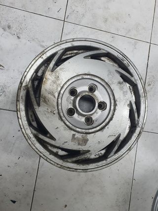 UNA SÓLA LLANTA RENAULT 25 V6 TURBO