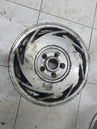 UNA SÓLA LLANTA RENAULT 25 V6 TURBO