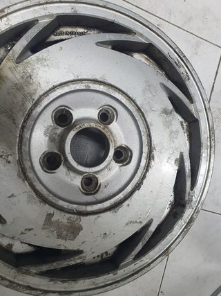 UNA SÓLA LLANTA RENAULT 25 V6 TURBO