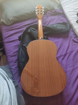 guitarra española viene con su afinador de cuerdas