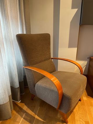 Butaca sillón con brazos de madera.