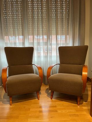 Butaca sillón con brazos de madera.