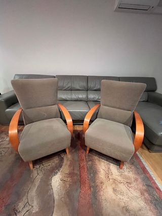 Butaca sillón con brazos de madera.