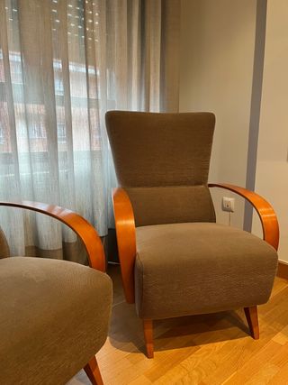 Butaca sillón con brazos de madera.