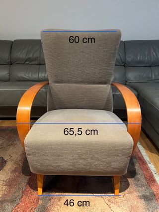 Butaca sillón con brazos de madera.