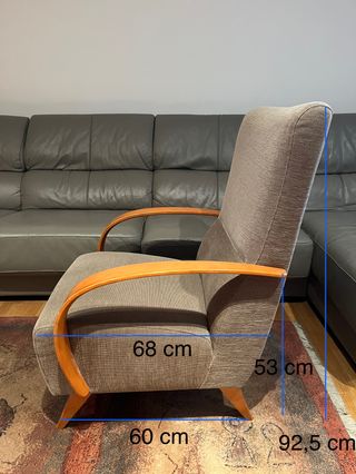 Butaca sillón con brazos de madera.