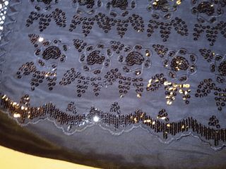 Echarpe negro bordado en lentejuelas.