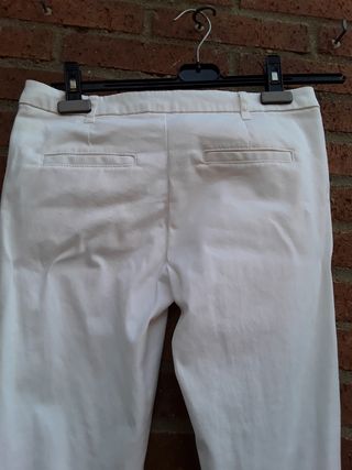 pantalon chino ajustado y tobillero