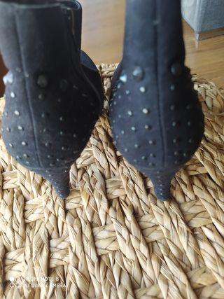 Botines antelina negra con tachuelas 