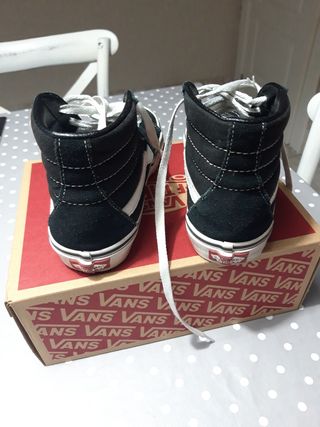 bota vans color negro