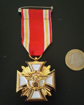 MEDALLA AL SERVICIO EN CATEGORÍA ORO