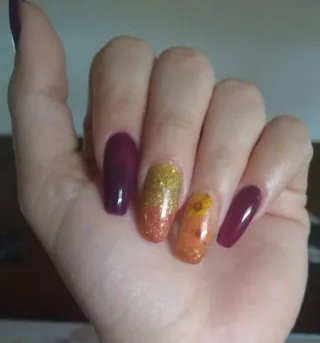 Se ofrece servicios  de uñas 