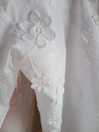 Blusa camisera blanca bordada flores