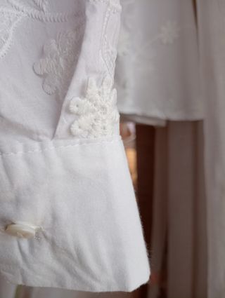 Blusa camisera blanca bordada flores