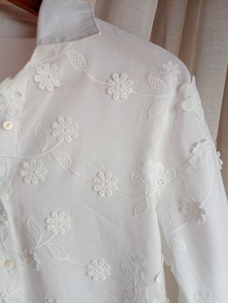 Blusa camisera blanca bordada flores