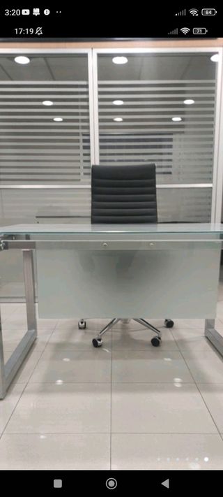 Mesa despacho cristal ácido.