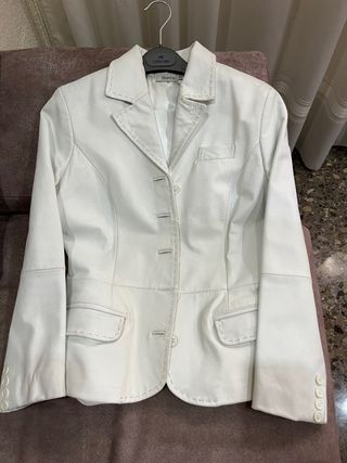 Americana de piel Blanca