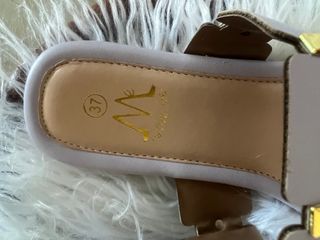 Sandalias color lila. 37