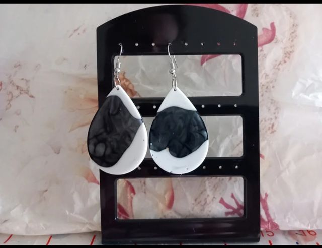 Pendientes y collares de resina