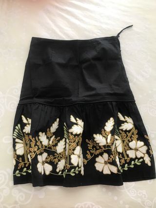 Falta negra con bordados