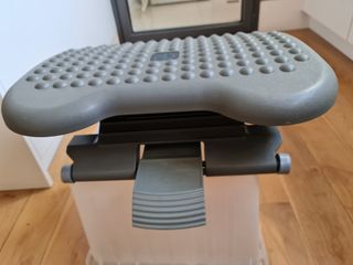 Reposapies gris marca Rubbermaid de oficina