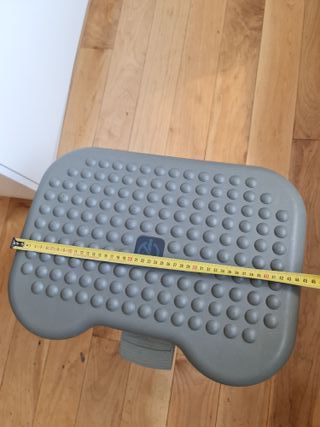 Reposapies gris marca Rubbermaid de oficina