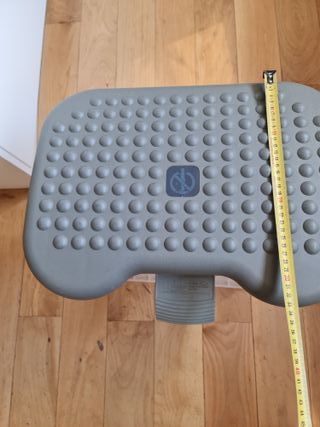 Reposapies gris marca Rubbermaid de oficina