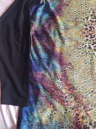 camiseta de manga larga. Da mucha talla.