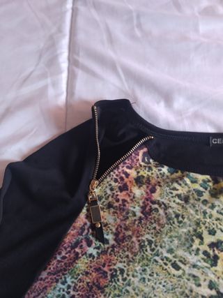 camiseta de manga larga. Da mucha talla.