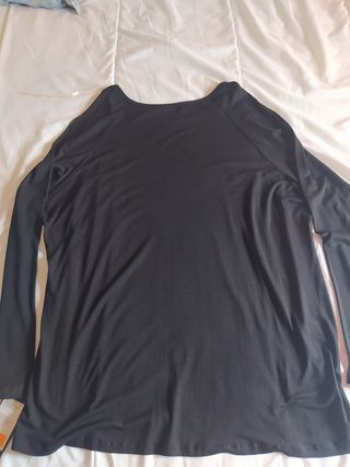 camiseta de manga larga. Da mucha talla.