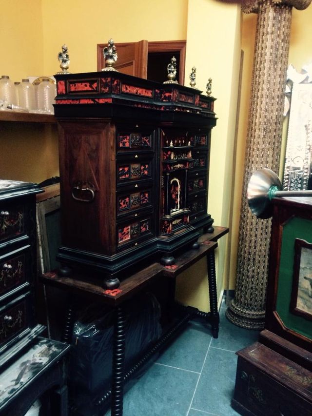 ANTIGUEDADES PINTURAS MUEBLES BARGUEÑOS PUERTAS .