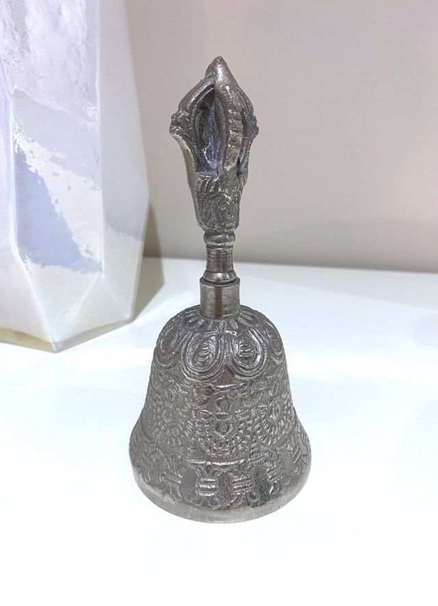 Campanita de metal decorativa