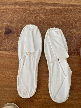 Alpargatas blancas y crudas