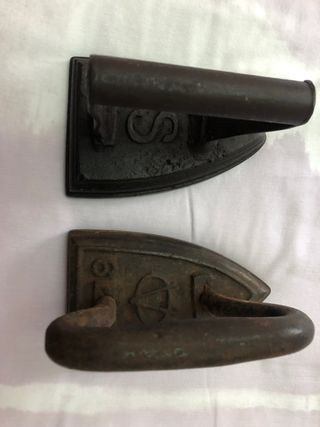 Dos planchas de hierro antiguas