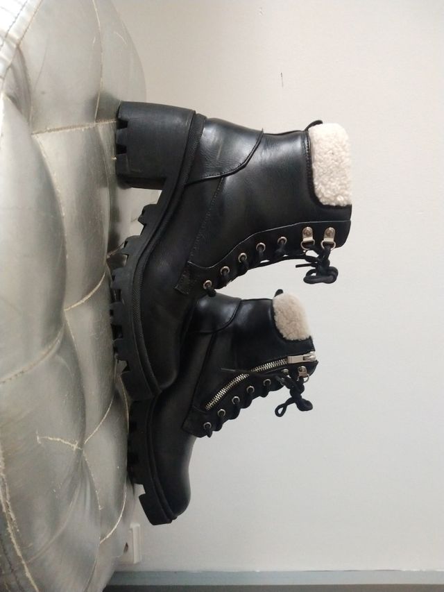 botas negras con borreguito