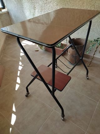 Mesa auxiliar de televisión antigua años 60-70