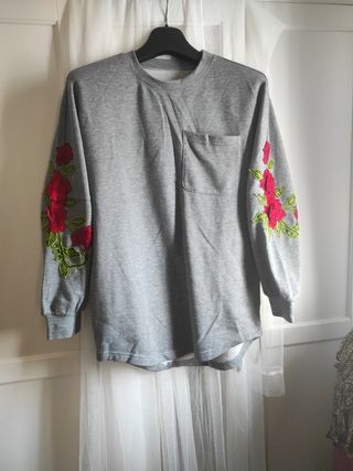 Sudadera gris con rosas en las mangas