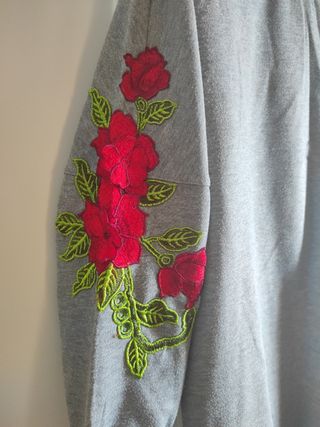 Sudadera gris con rosas en las mangas