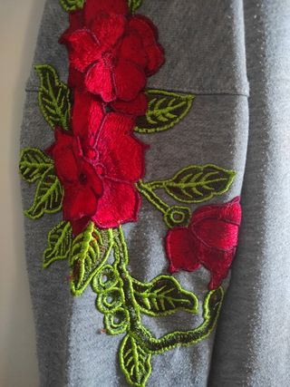 Sudadera gris con rosas en las mangas