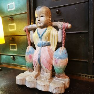 escultura madera. figura.