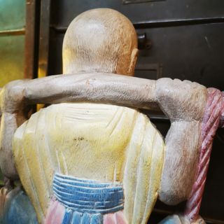 escultura madera. figura.