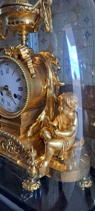 reloj antiguo con fanal