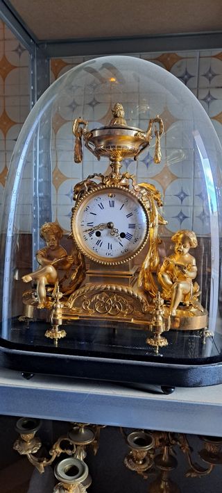 reloj antiguo con fanal