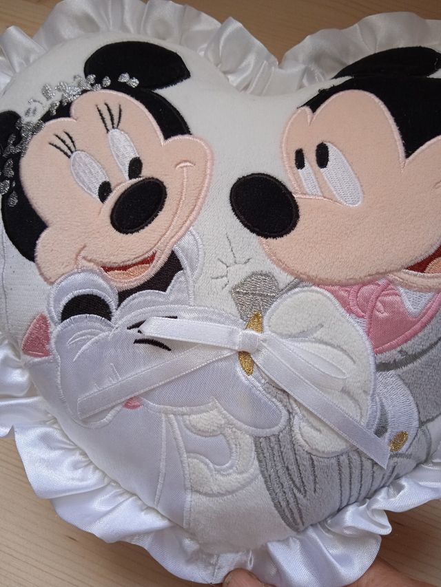 cojín en forma de corazón  Disney Store