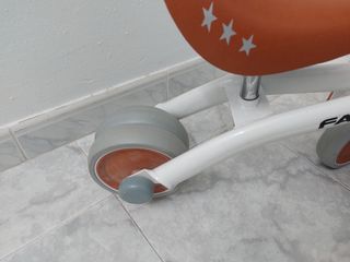 Bicicleta de tres ruedas en color blanco