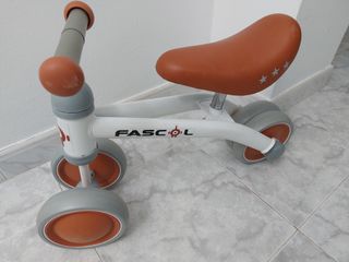 Bicicleta de tres ruedas en color blanco