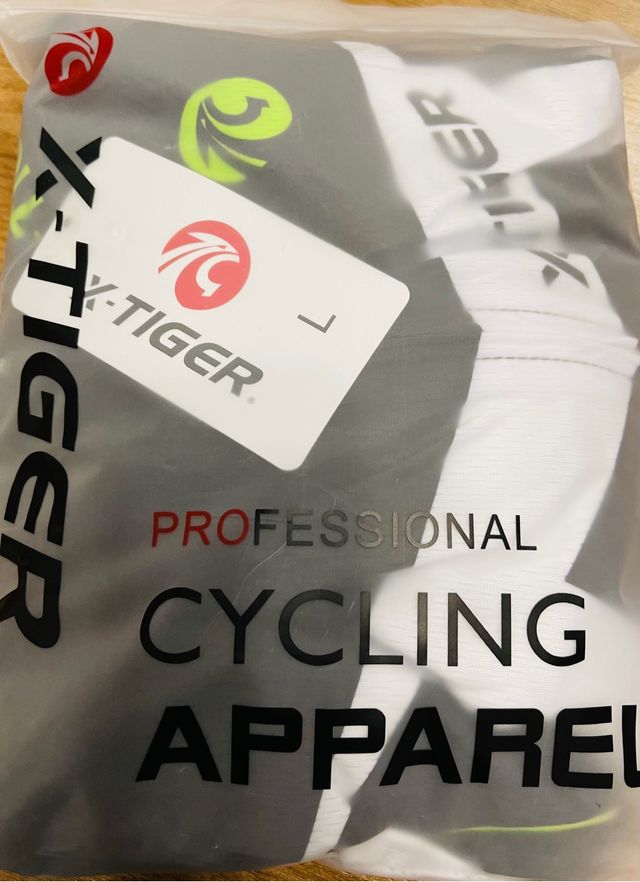 Equipacion X-TIGER para hombre. Talla M- L