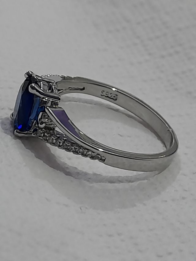Elegante anillo de plata con circonita azul. Nuevo