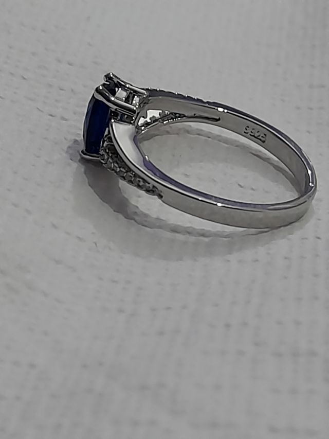Elegante anillo de plata con circonita azul. Nuevo