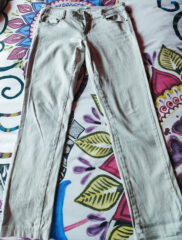 pantalón vaquero en color beige